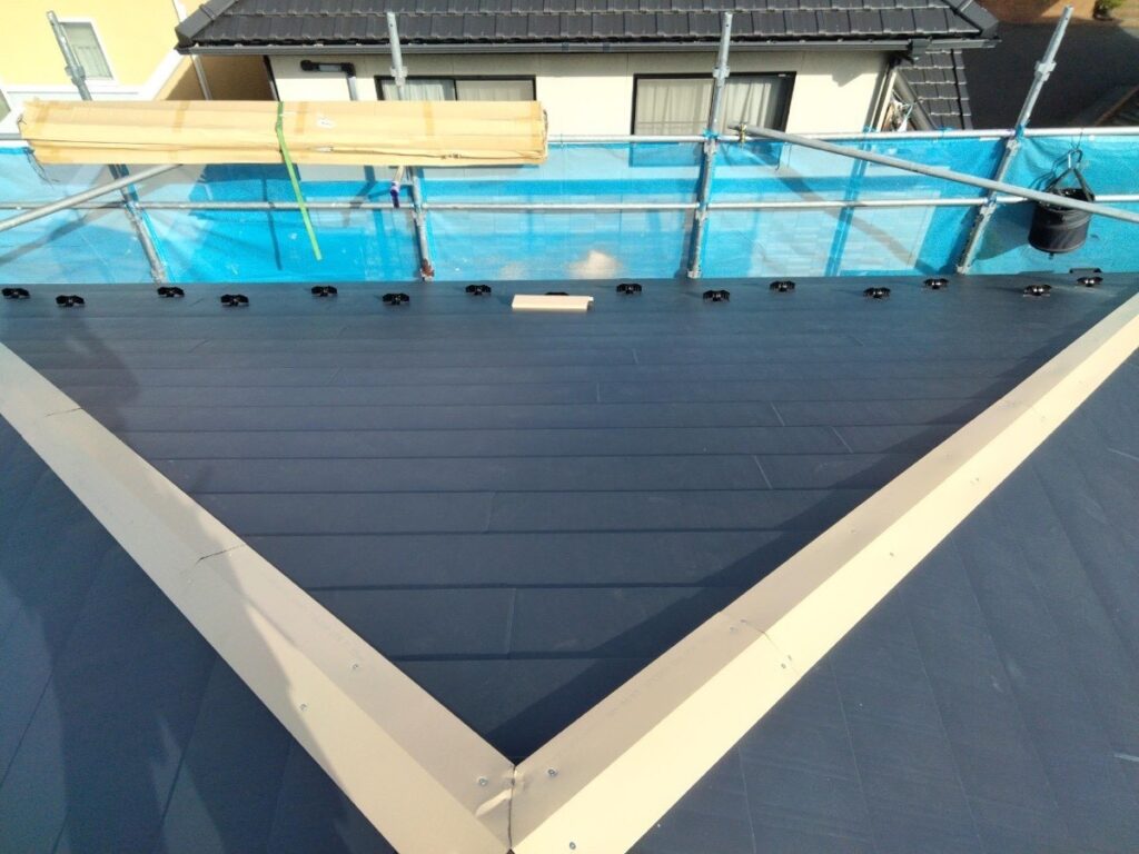 棟板金下地取り付け<br />
（弊社オリジナルの金属下地を使用しました。）<br />
※一般的にある、木や樹脂の下地よりも耐久性に優れています。）